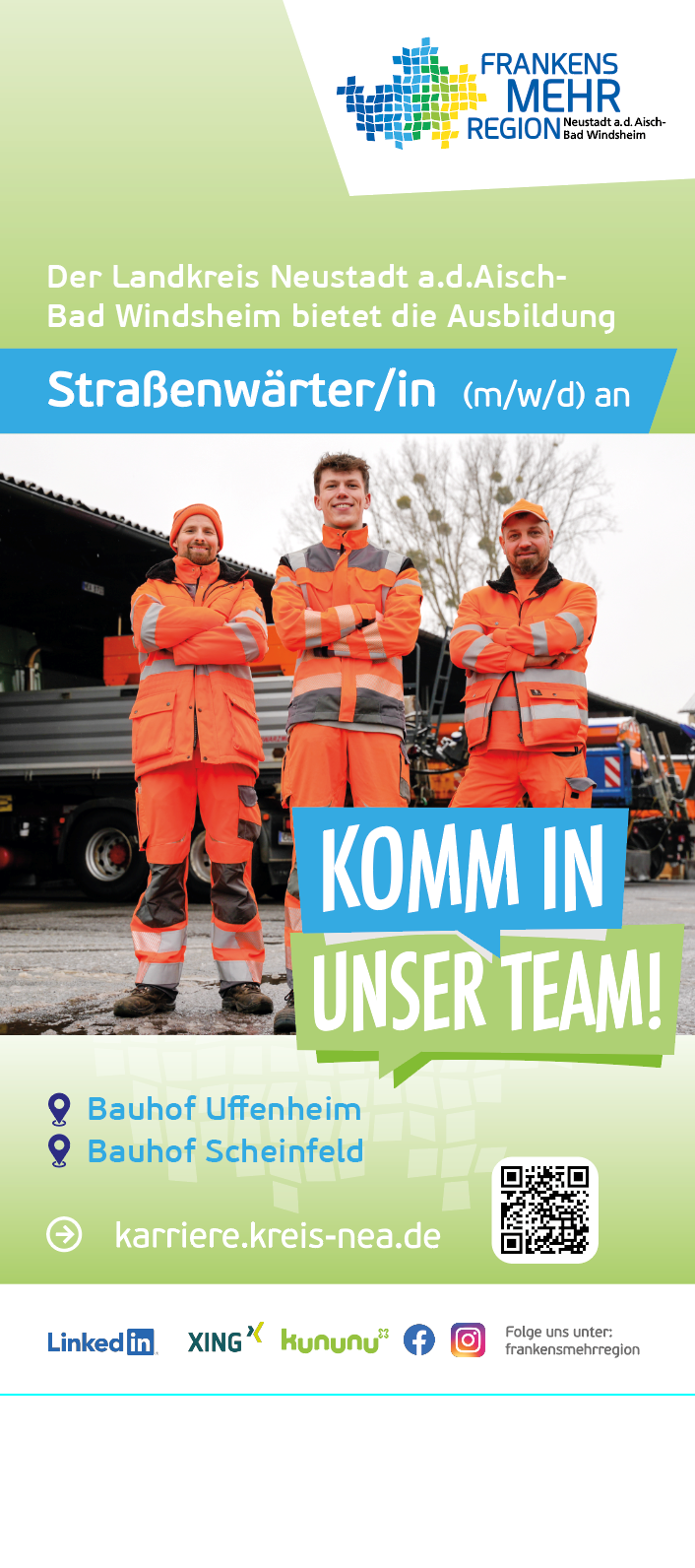 Drei Straßenwärter in orangefarbener Schutzkleidung stehen vor Einsatzfahrzeugen, mit Werkzeugen und Maschinen im Hintergrund, begleitet von einem auffälligen Schriftzug „KOMM IN UNSER TEAM!“ auf farbigem Plakat.