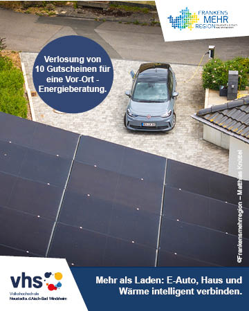 VHS-Kurs: Auto steht in Einfahrt vor PV-Anlage