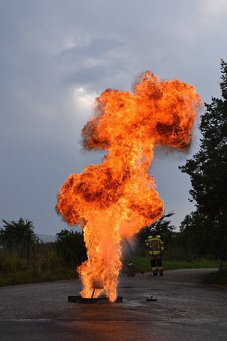Feuerwehrübung: Fettbrand am Abend