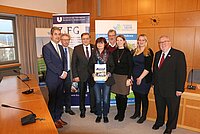 Gruppenbild Team Familienbildung und Landrat Helmut Weiß im Sitzungssaal des Landratsamtes 
