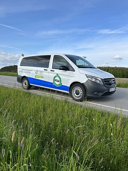 NEA Mobil auf der Straße.