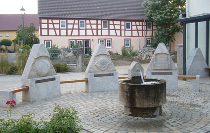 Brunnen und Pfahlenheimer Rechen in Hemmersheim