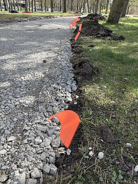 Fähnchen zur Wurzelmarkierung neben neuer Tragschicht (Bild: Bayerische  Landesgartenschau Bad Windsheim 2027 GmbH)    