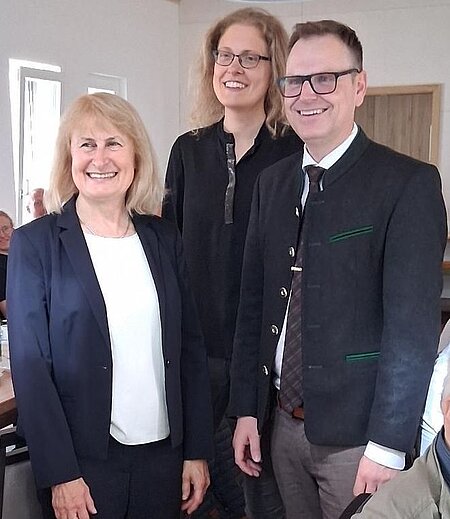 Helga Kerwagen, Lisa Rauscher, Landrat und 1. Vorsitzender des LPV Dr. Christian von Dobschütz