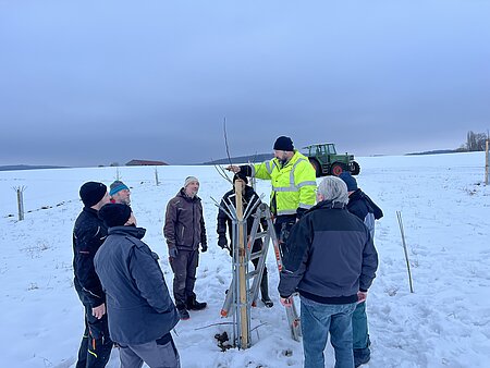8 Personen und Markus May beim Pflanzschnittkurs