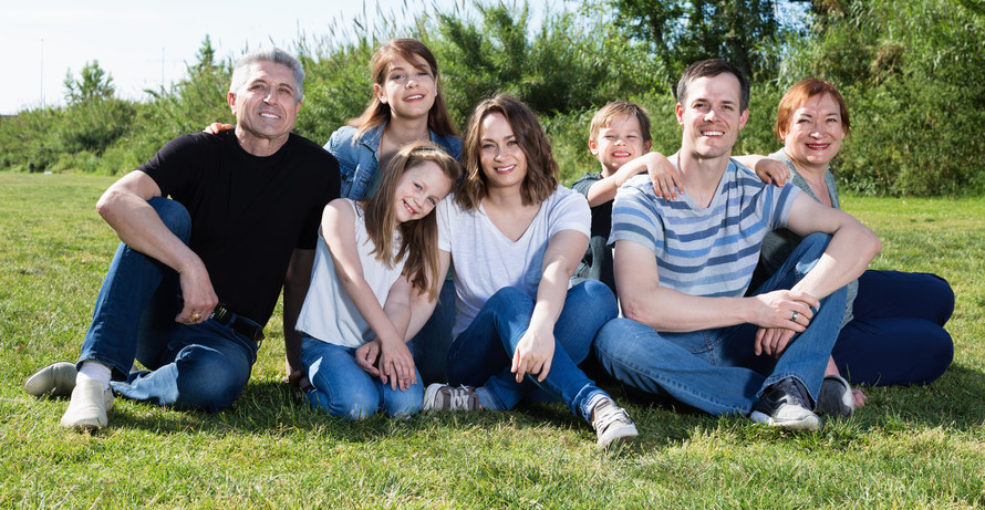 Gruppenbild mit sieben Personen aus drei Generationen einer Familie