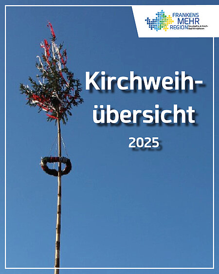 Titelbild mit blauem Hintergrund und einem hohen geschmückten Kirchweihbaum, darüber die Aufschrift „Kirchweihübersicht 2025“ sowie das Logo „Frankens MEHR Region Neustadt a.d.Aisch-Bad Windsheim“ in der oberen rechten Ecke.