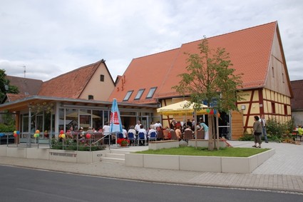 Das Gemeinschaftshaus Dorflinde in Langenfeld mit Terrasse und Besuchern