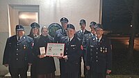 Bettina Handschuh-Kiesel bei der Übergabe des Defibrillators. 