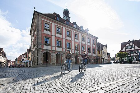 Radfahrer vor dem Rathaus in Neustadt an der Aisch 