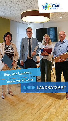 Vier PErsonen stehen in einem Büro; Titel aus der Reihe "Inside Landratsamt", Büro des Landrats stellt sich vor
