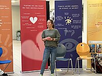 Christine Stöbling beim Vortrag im Schulzentrum Neustadt a.d.Aisch.
