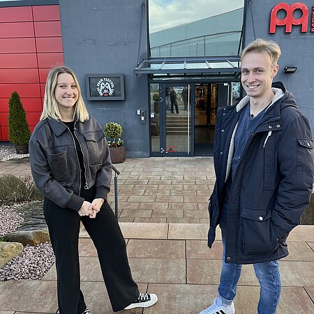 Daniela und Christian vor dem Gebäude der Firma Meinl