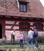 Am Bauernhaus aus Seubersdorf erlebt Hans im Glück,  was wahres Glück bedeutet.