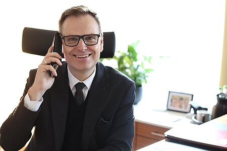 Landrat Dr. Christian von Dobschütz mit Handy am Ohr