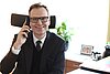 Landrat Dr. Christian von Dobschütz mit Handy am Ohr