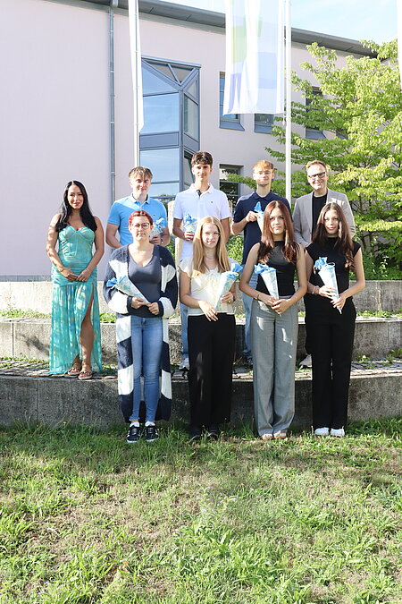 Landrat mit Ausbildungsleitung und neuen Auszubildenden