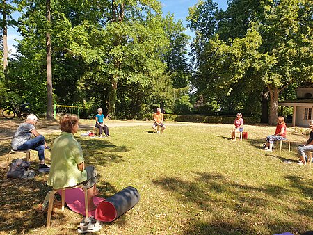 Gemeinsam mit Atemtherapeutin Evi Fichtelmann ging es für die Familienpaten als Dank für ihr Engagement zur Verschnaufpause in den Neustädter Luitpoldpark.