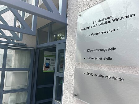 Eingangsbereich der KFZ-Zulassungsstelle in Neustadt a.d.Aisch