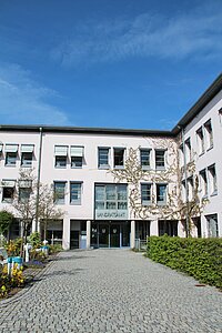 Außenansicht der Eingangstür des Landratsamtes