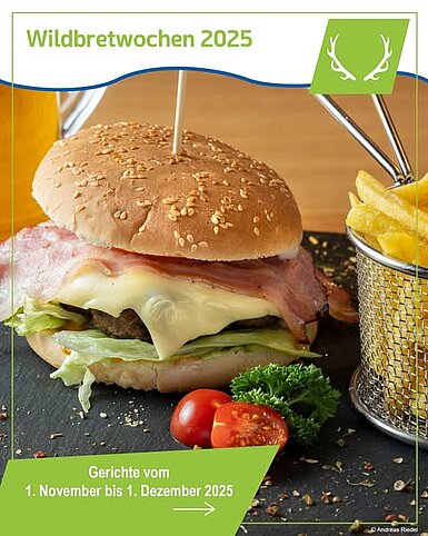 Werbeplakat für die Wildbretwochen 2025 mit einem Wildburger aus Brötchen, Salat, Tomate, Wildfleisch, Käse und Bacon, serviert mit Pommes und Getränk auf rustikalem Hintergrund.