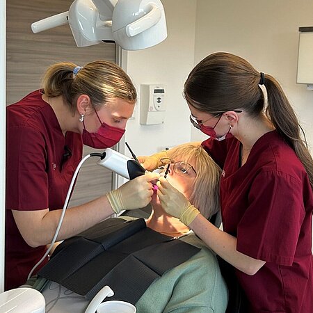 JOBcheckerin Finja mit Azubi Evelyn im Dentalzentrum in Ipsheim JOBcheckerin Finja mit Azubi Evelyn im Dentalzentrum in Ipsheim