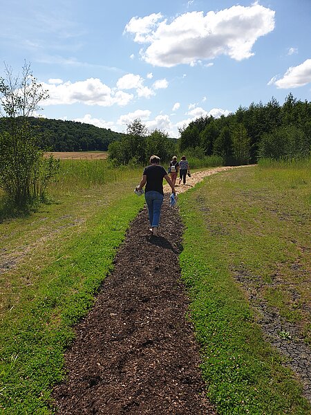 Die Familienpaten auf dem Barfußweg