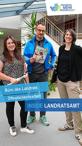Drei Personen stehen in einem Flur, Titel aus der Reihe "Inside Landratsamt", Öffentlichkeitsarbeit stellt sich vor