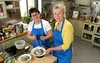 Heike Kühl und Renate Ixmeier in der Küche beim Kochen