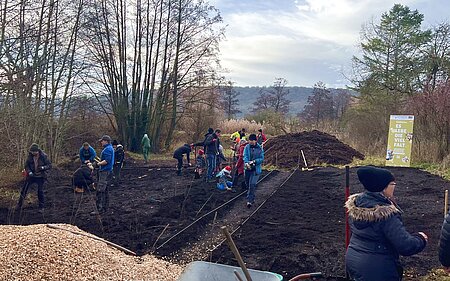 Generationenübergreifendes Engagement: Zahlreiche Helferinnen und Helfer legten gemeinsam den TinyFoodForest an.
