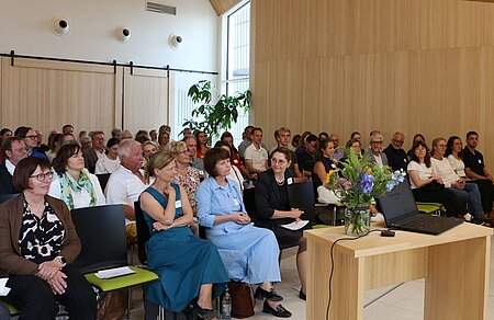 Die beiden Expertinnen Prof. Dr. Spiegler und Prof. Dr. Waller (1. Reihe, Zweite und Dritte von links) referierten vor zahlreichen Ärzten zu Post-Covid.