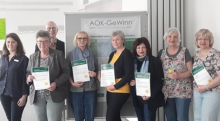 Personen mit Urkunden in den Händen