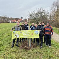 Streuobstnetzwerk Burghaslach mit Bürgermeister Luther (4. Von links) und Streuobstmanagerin Antonia Zink (3. Von rechts).