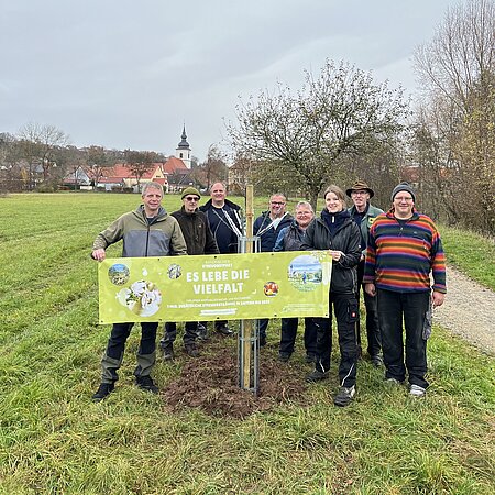 Streuobstnetzwerk Burghaslach mit Bürgermeister Luther (4. Von links) und Streuobstmanagerin Antonia Zink (3. Von rechts).