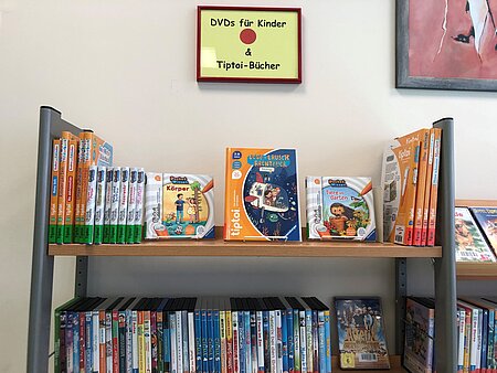 Verschiedene Tiptoi-Bücher auf einem Regalbrett