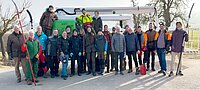 Gruppenbild mit Fahrzeug im Hintergrund