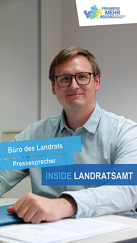 ein Mann sitzt an einem Schreibtisch; Titel aus der Reihe "Inside Landratsamt", Büro des Landrats/Pressestelle stellt sich vor