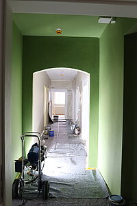 Blick in den Gang in der Unternehmer-WG als noch umgebaut wird