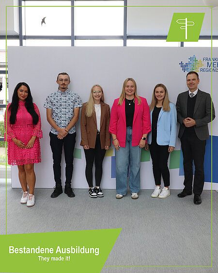 Ausbildungsleiterin Isilay Özdil zusammen mit Nils Nigmann, Anika Bauer, Amelie Vogler, Luisa Ohlmann und Landrat Dr. Christian von Dobschütz bei der Zeugnisübergabe.