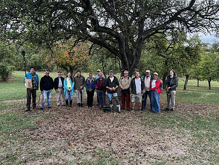 Gruppenfoto vor einem alten Birnenbaum bei einer Exkursion
