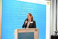 Eine Frau bei einem Vortrag