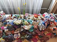 Ein Berg von gestrickten Babysöckchen