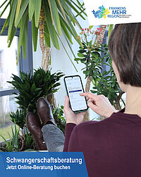 Frau sitzt bequem auf einer Bank und tippt auf dem Handy