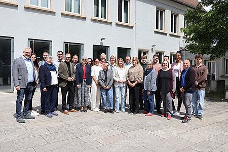Gruppenbild im Hof der Berufsschule