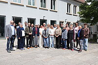 Gruppenbild im Hof der Berufsschule
